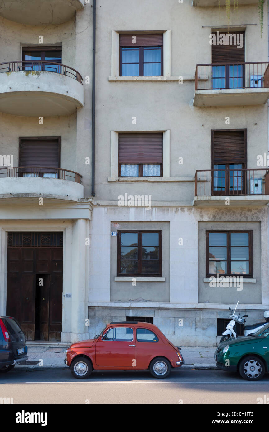 Un original Fiat 500 Cinquecento en dehors d'un bloc appartement exclusif à Vérone, Italie Banque D'Images