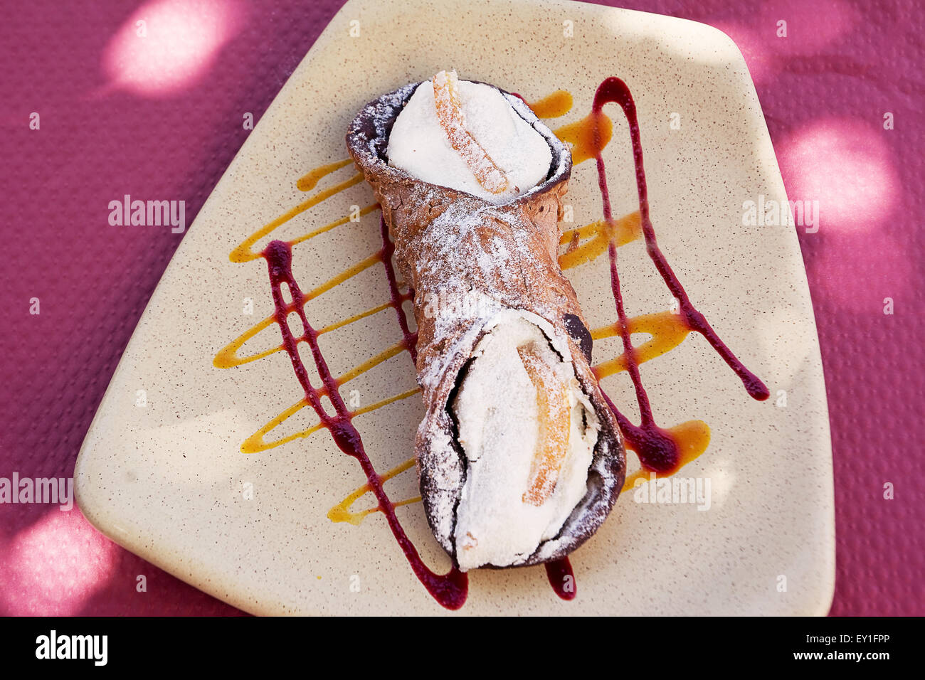 Sweet typique de l'Italie du sud : cannoli siciliens Banque D'Images