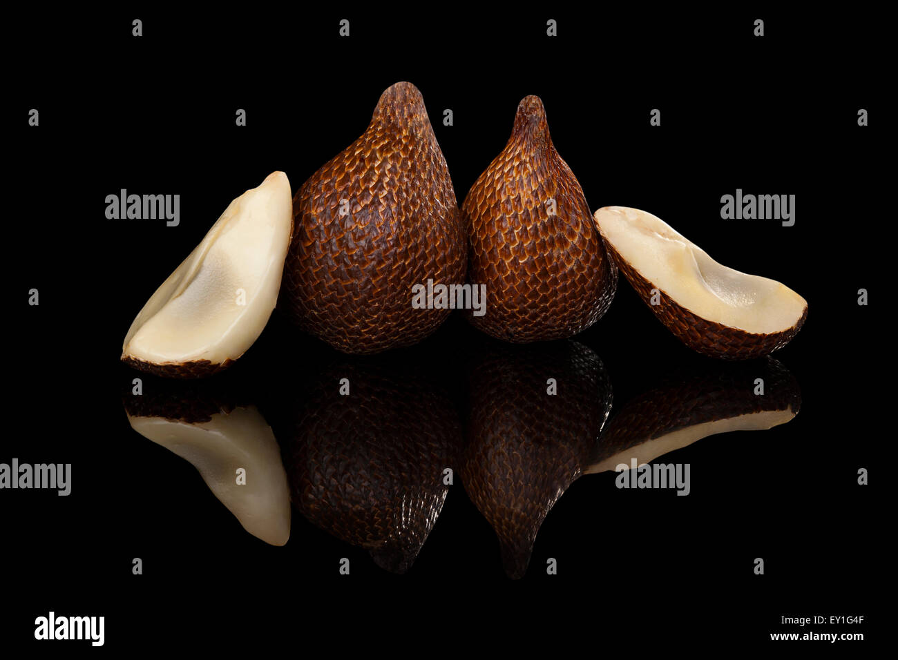 Salak fruits isolés sur fond noir. Fruit d'Asie tropicale. Banque D'Images