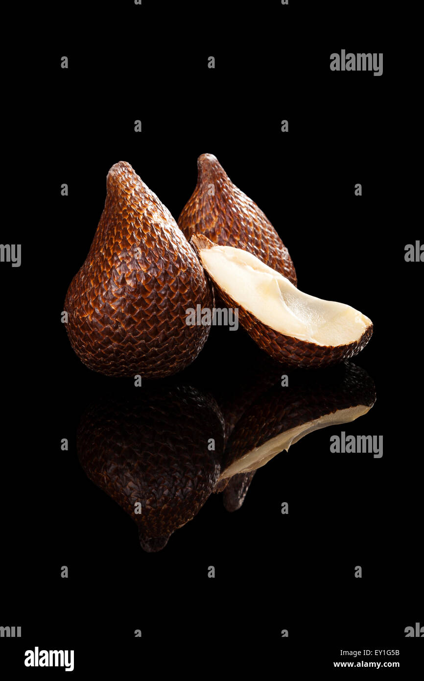 Salak fruits isolés sur fond noir. Fruit d'Asie tropicale. Banque D'Images