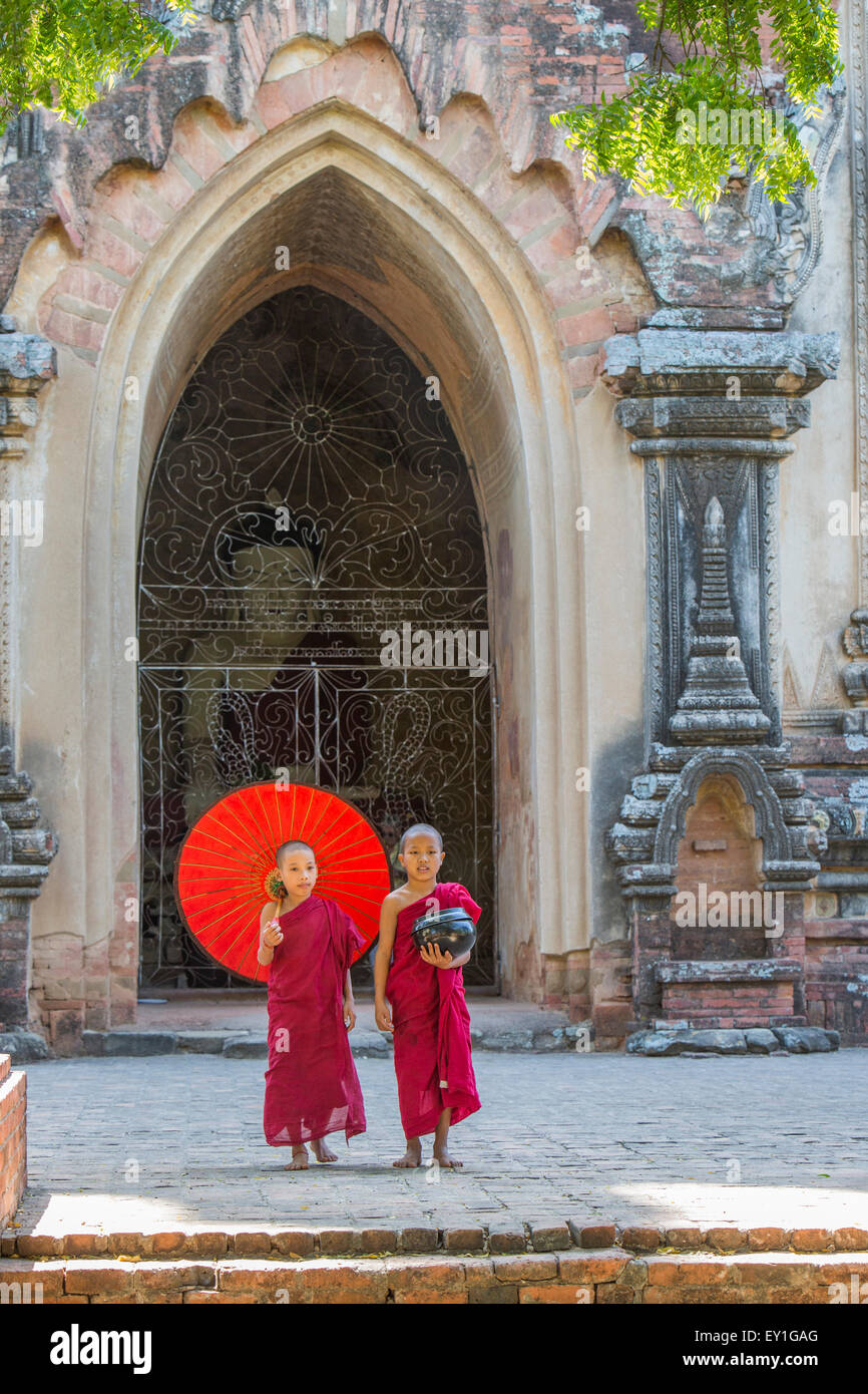 Les moines novices bouddhistes marche à temple Sulamani, Myanmar Banque D'Images
