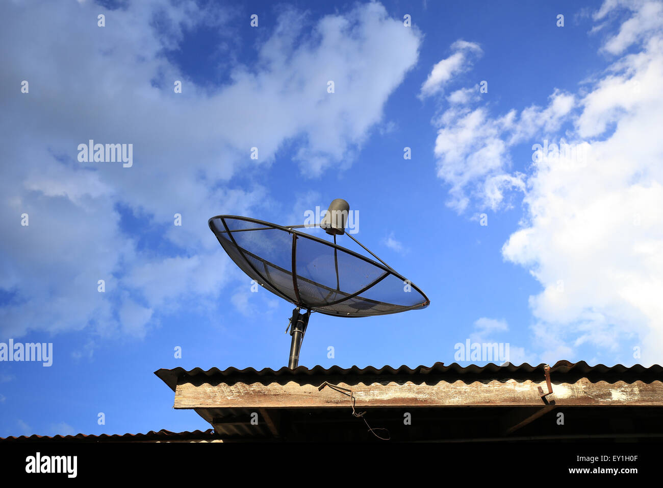Parabole avec ciel bleu et fond de nuage Banque D'Images