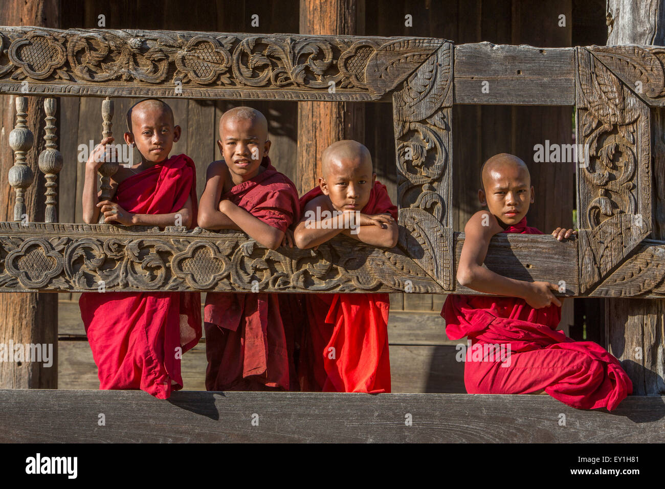 Les moines novices posant au monastère de Salay, Myanmar Banque D'Images