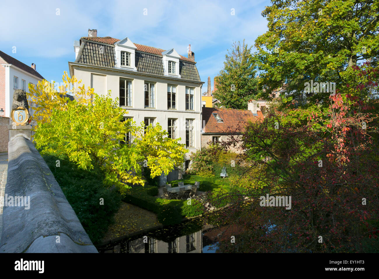 Couleurs d'automne dans les eaux troubles de Bruges. La Flandre en Belgique Banque D'Images