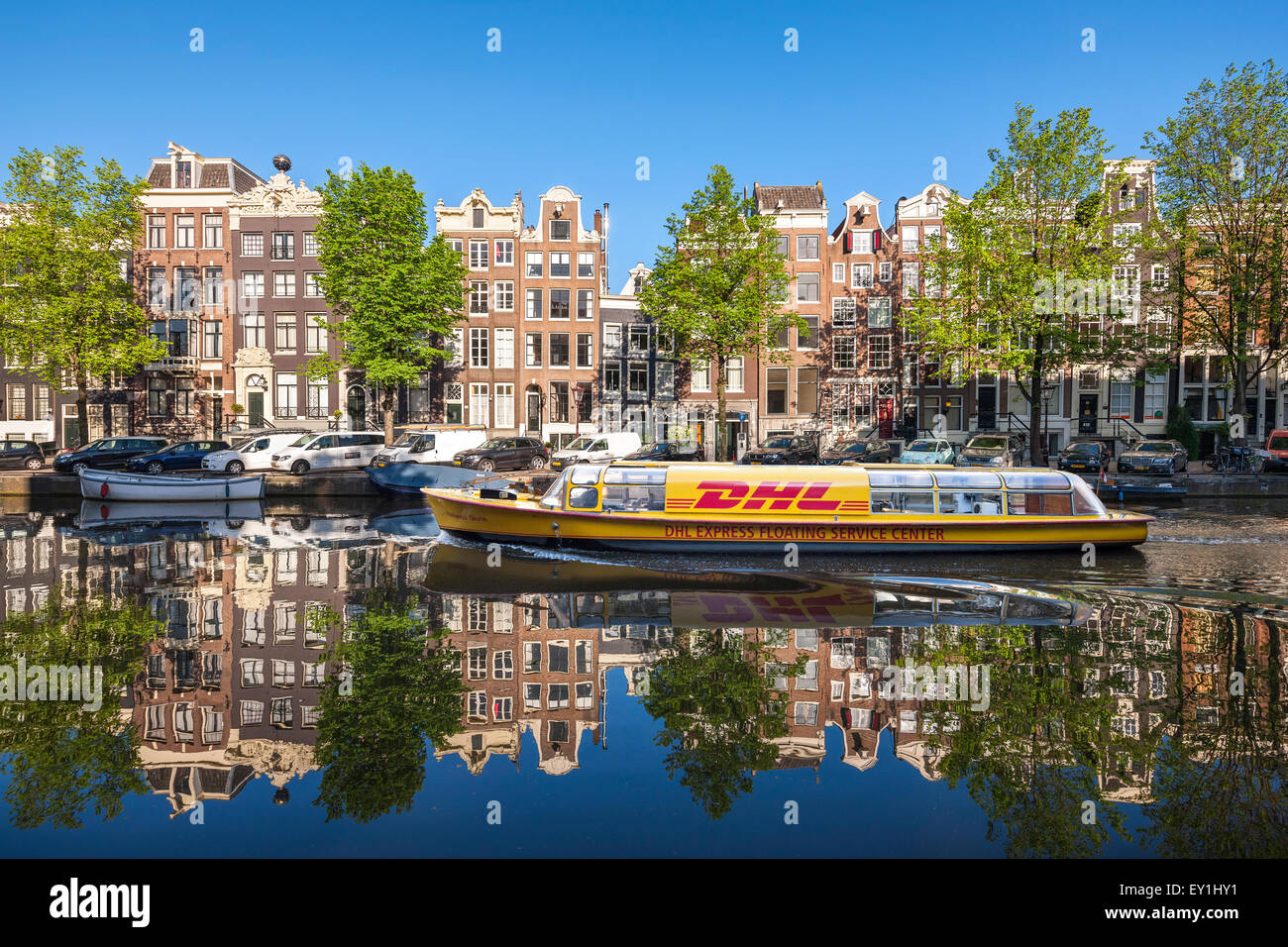Amsterdam Canal Singel avec DHL bateau tôt le matin en été. Banque D'Images