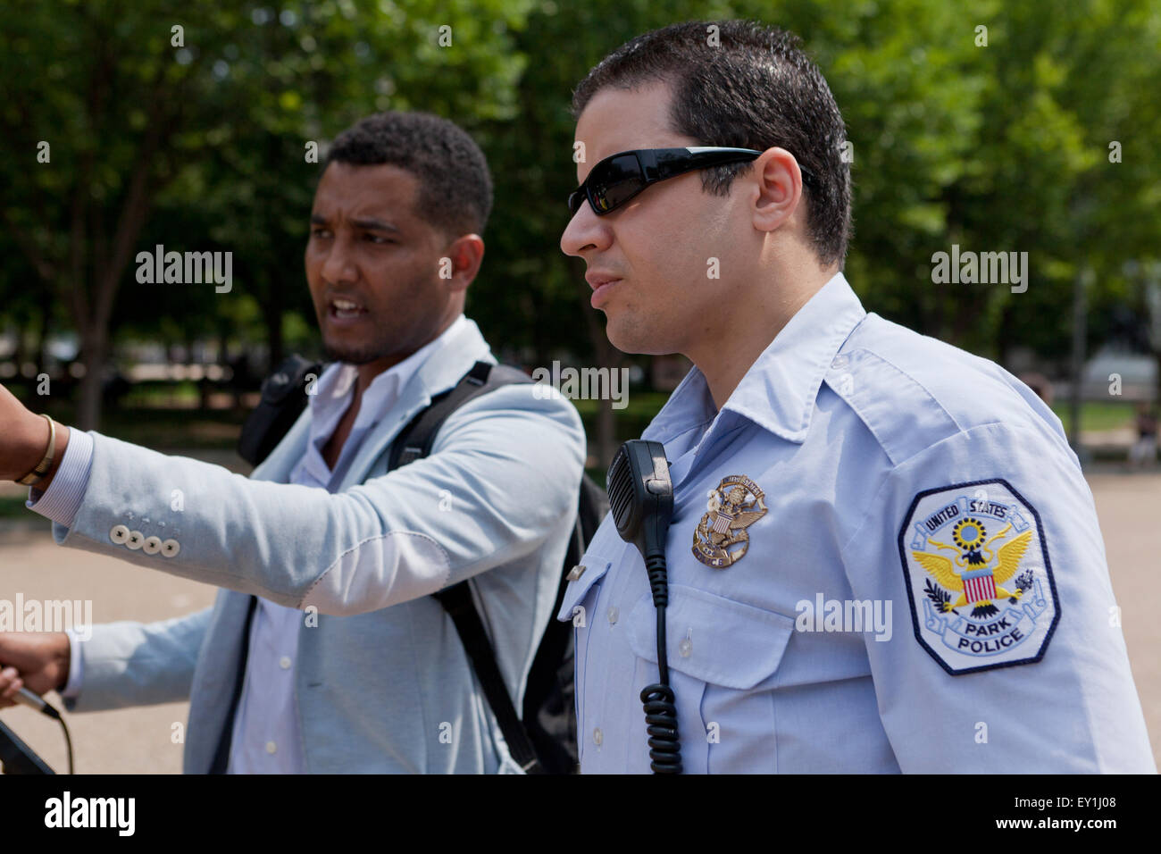 Parc de nous parler avec agent de police civile noir - Washington, DC USA Banque D'Images