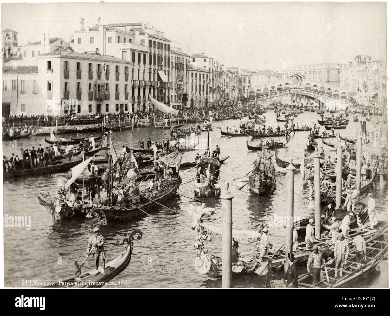 Régate sur Grand Canal, le Pont du Rialto en arrière-plan, Venise, Italie, vers 1891 Banque D'Images