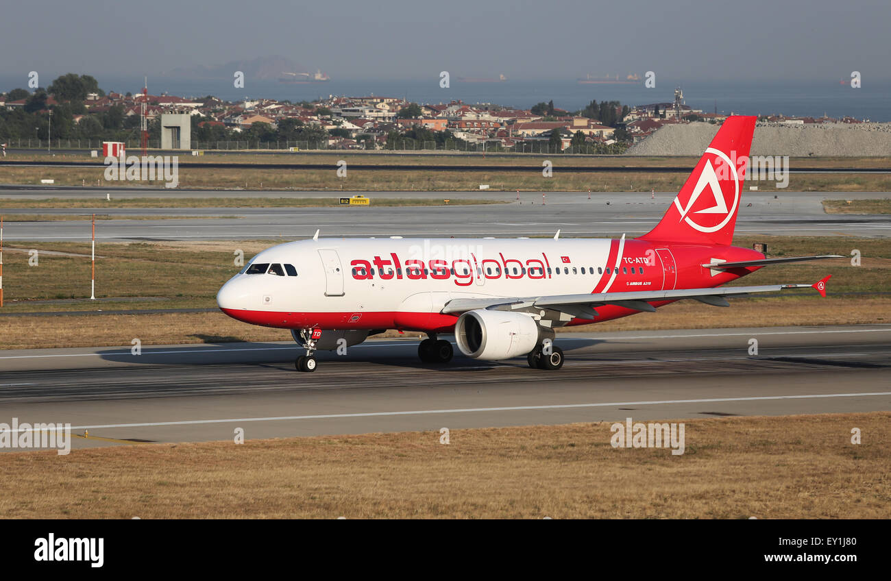 ISTANBUL, TURQUIE - Juillet 09, 2015 : Airbus A319-112 Compagnie AtlasGlobal (CN 1124) décolle de l'aéroport Ataturk d'Istanbul. AtlasGl Banque D'Images