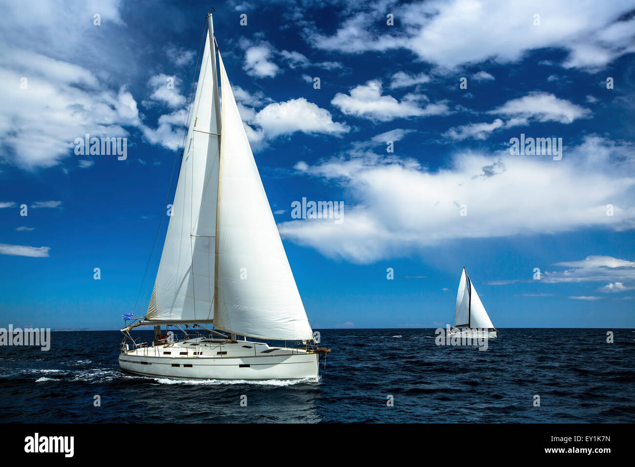 Yachts bateau à voiles blanches dans la mer ouverte. La voile. Yachting. Style de vie de luxe. Banque D'Images