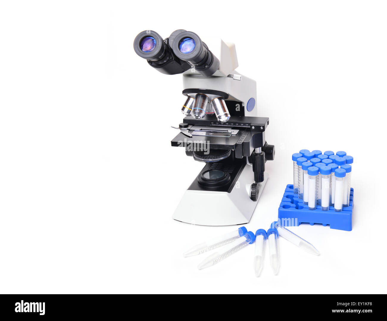 Microscope avec matériel de laboratoire sur fond blanc Banque D'Images