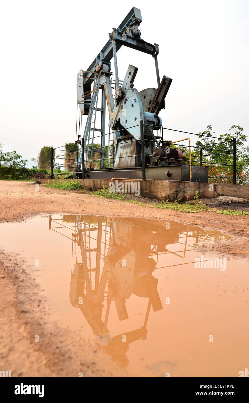 Vieux pumpjack pomper du pétrole brut à partir de puits de pétrole Banque D'Images