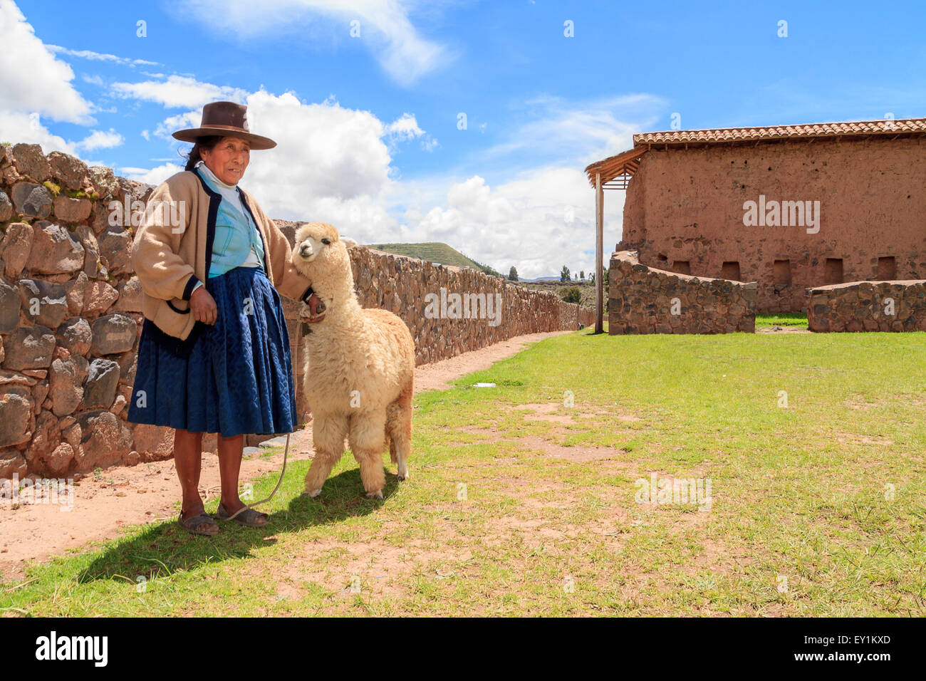 RAQCHI PÉROU - 15 janvier : femme Indienne Quechua non identifiés avec lama habite à Raqchi ruines, le Pérou le 15 janvier 2013. Raqchi Banque D'Images