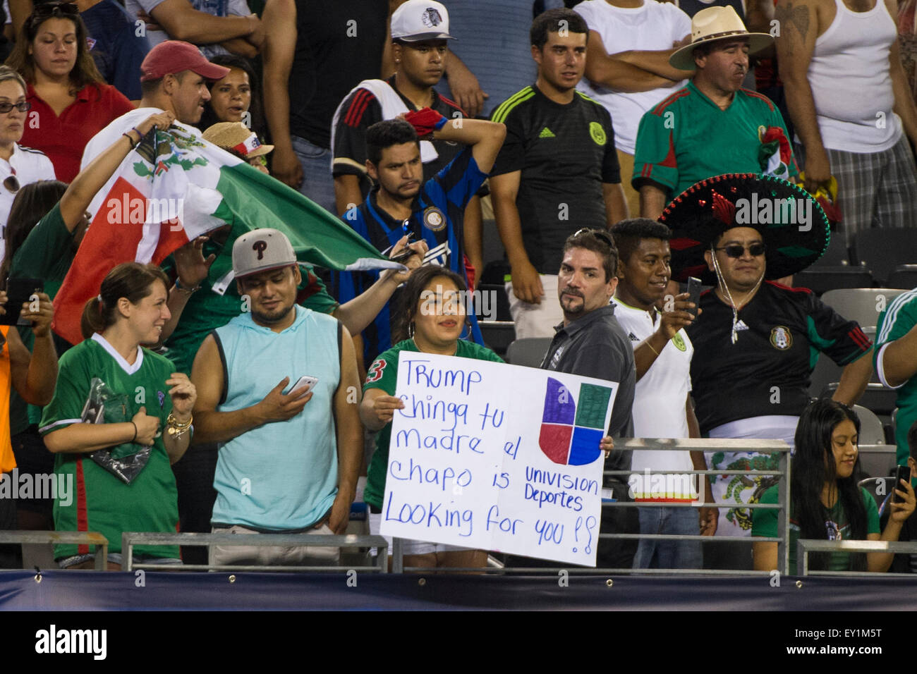 Rencontré Life Stadium, East Rutherford, NJ, USA. 19 juillet, 2015. Fans du Mexique peuvent contenir jusqu'un signe dégradants Donald Trump après qu'il a fait des commentaires racistes au début de la semaine pendant les quarts de finale de la Gold Cup match entre le Mexique et le Costa Rica au stade de la métropolitaine, East Rutherford (New Jersey), le Mexique a battu le Costa Rica 1-0 dans la dernière minute de temps supplémentaire. Crédit obligatoire : Kostas Lymperopoulos/CSM/Alamy Live News Banque D'Images