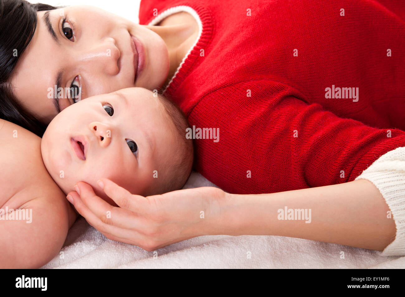 Bébé garçon couché avec sa mère Photo Stock Alamy