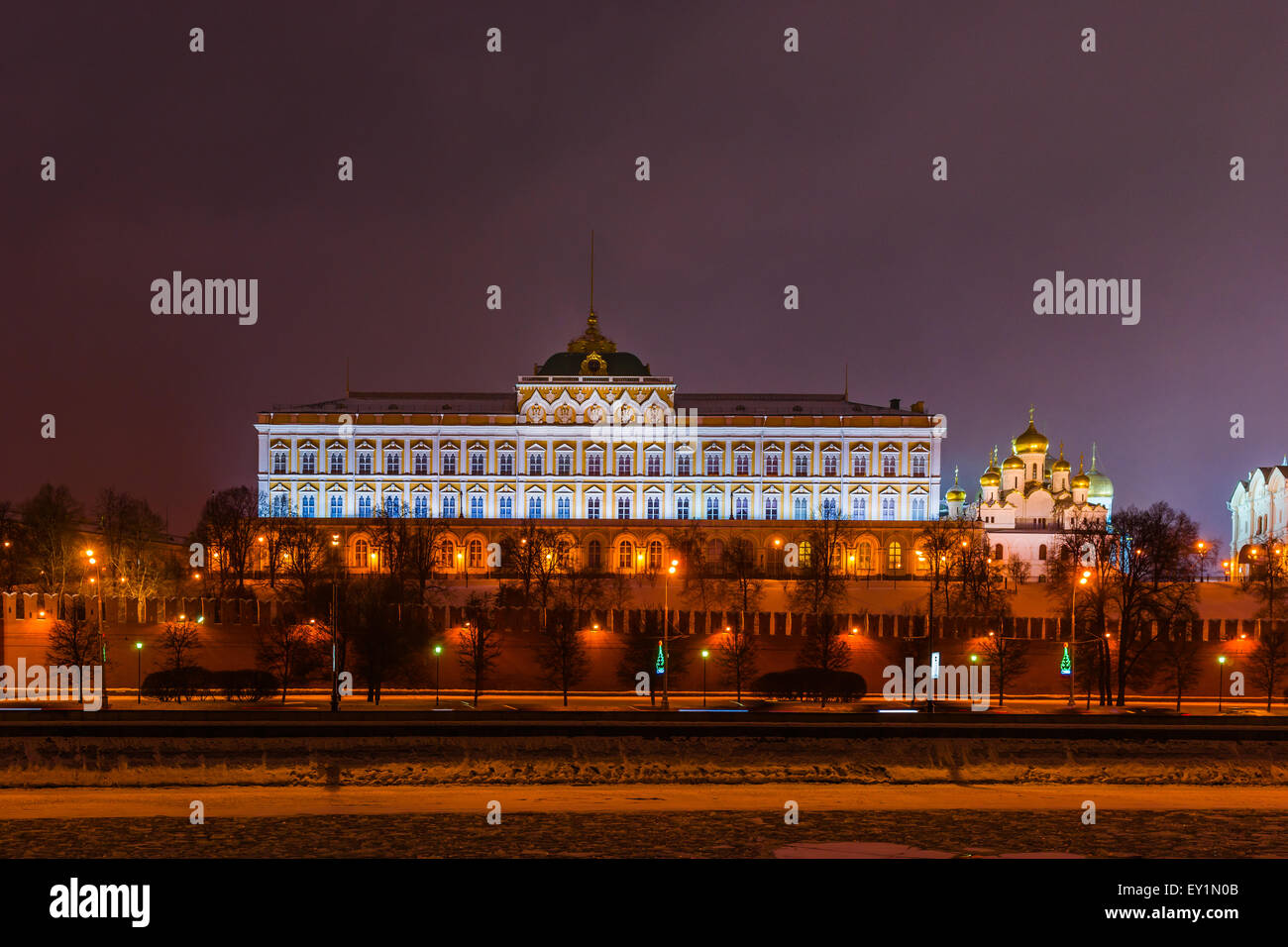 Grand Palais du Kremlin et la cathédrale de l'Annonciation à nuit d'hiver. La rivière de Moscou et le Kremlin remblai. Banque D'Images