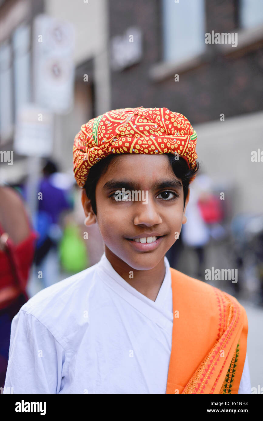 Toronto, Canada. 18 juillet, 2015. Les dévots habillés en vêtements traditionnels lors de l'Inde festival. Credit : NISARGMEDIA/Alamy Live News Banque D'Images