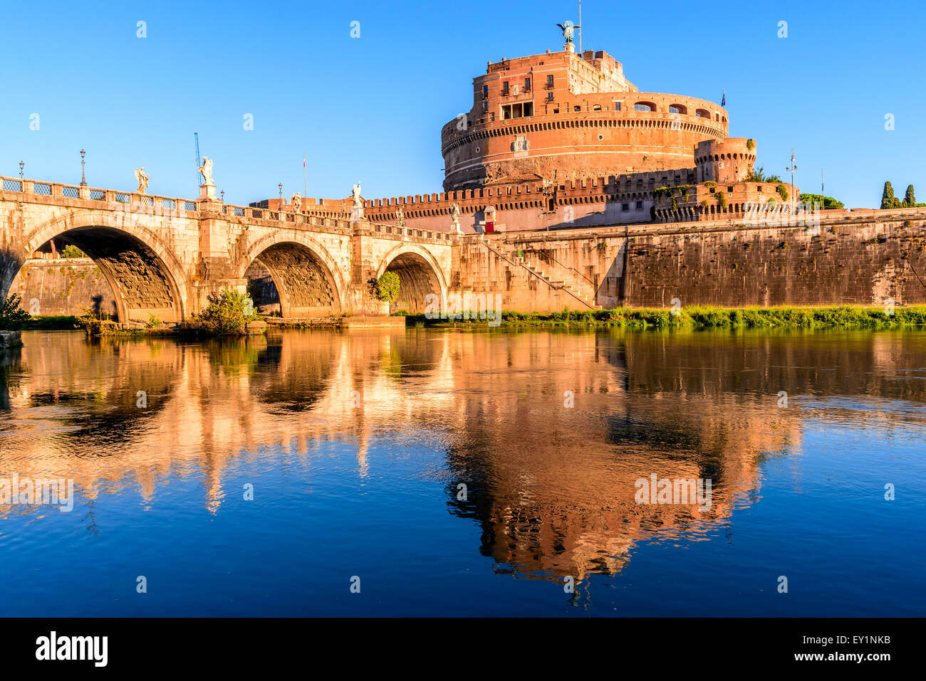 Rome, Italie. Pont et Castel Sant'Angelo et Tibre. Construit par l'empereur Hadrien comme mausolée en 123annonce ancien Empire Romain. Banque D'Images