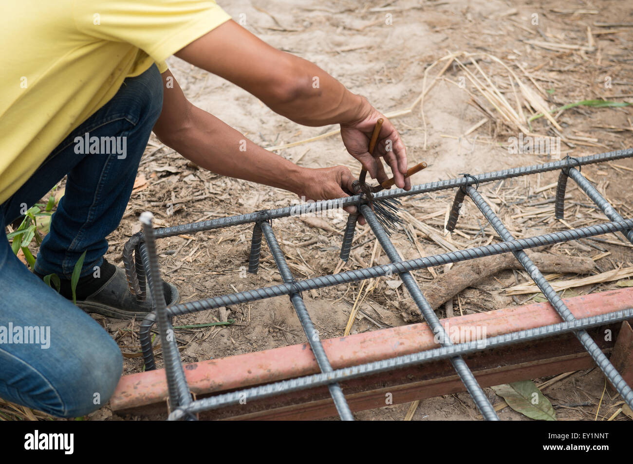 Les travailleurs sont en train de préparer des poteaux d'acier pour le bâtiment maison Banque D'Images