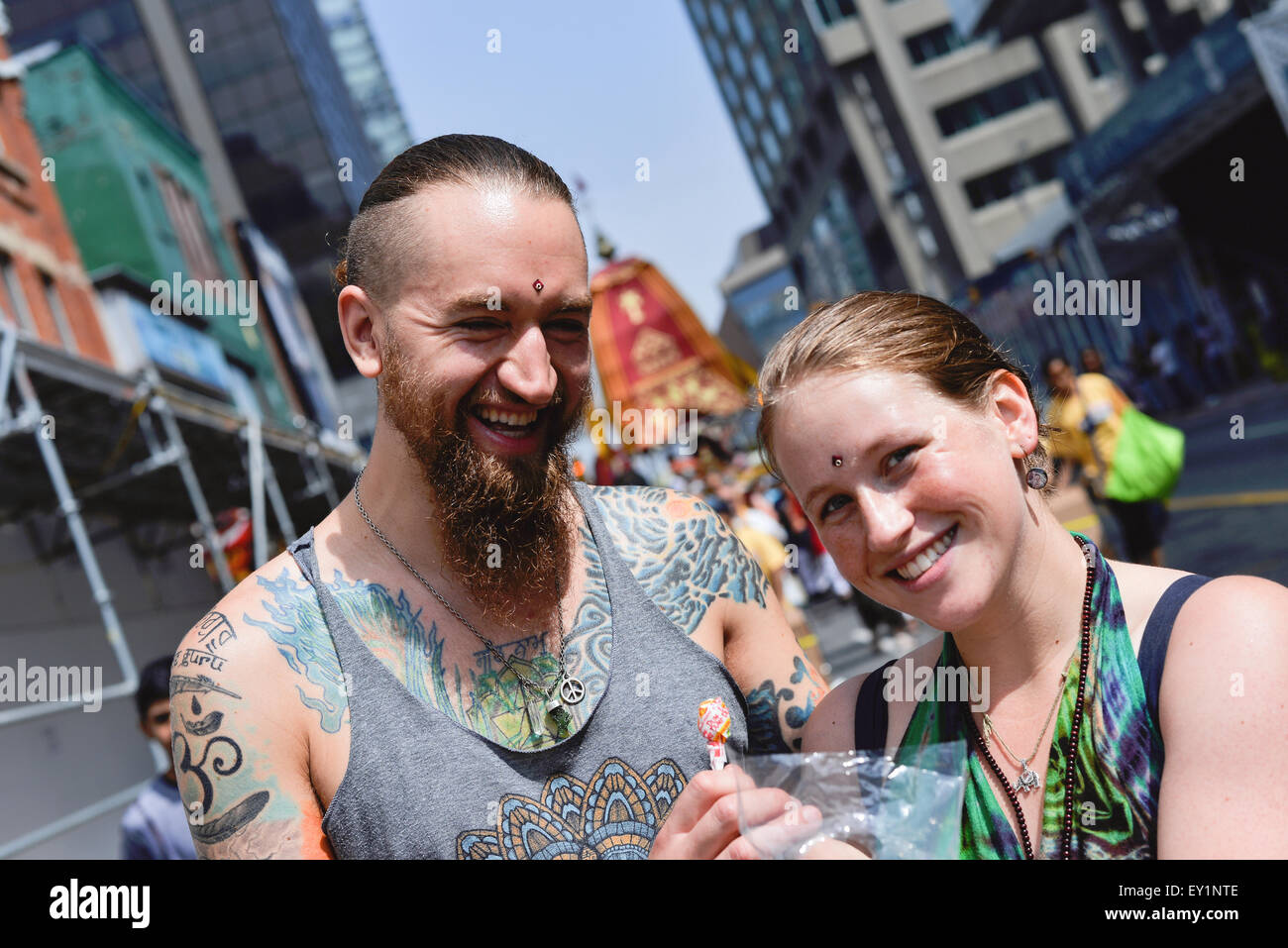 Toronto, Canada. 18 juillet, 2015. Les dévots ont posé pour l'appareil photo pendant la rath tirant dans le centre-ville de Toronto. Credit : NISARGMEDIA/Alamy Live News Banque D'Images