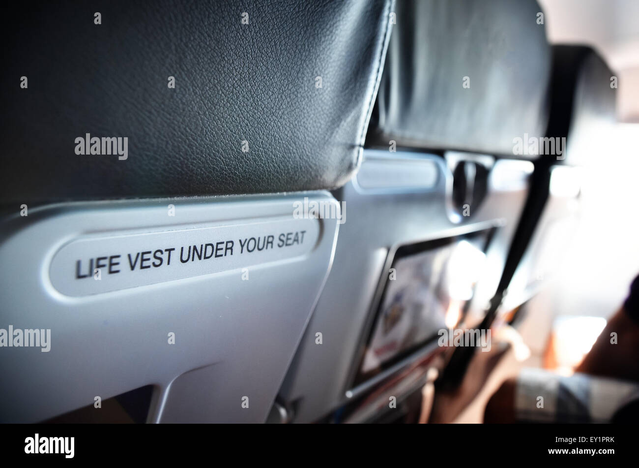 Siège d'avion avec gilet sous votre siège text Banque D'Images