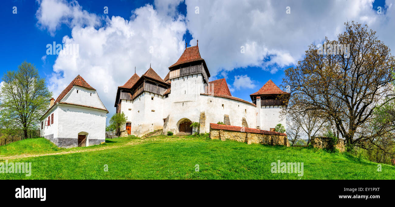 La Transylvanie, Roumanie. Image de l'église fortifiée de Viscri, site du patrimoine de l'UNESCO, l'allemand monument en pays roumain. Banque D'Images