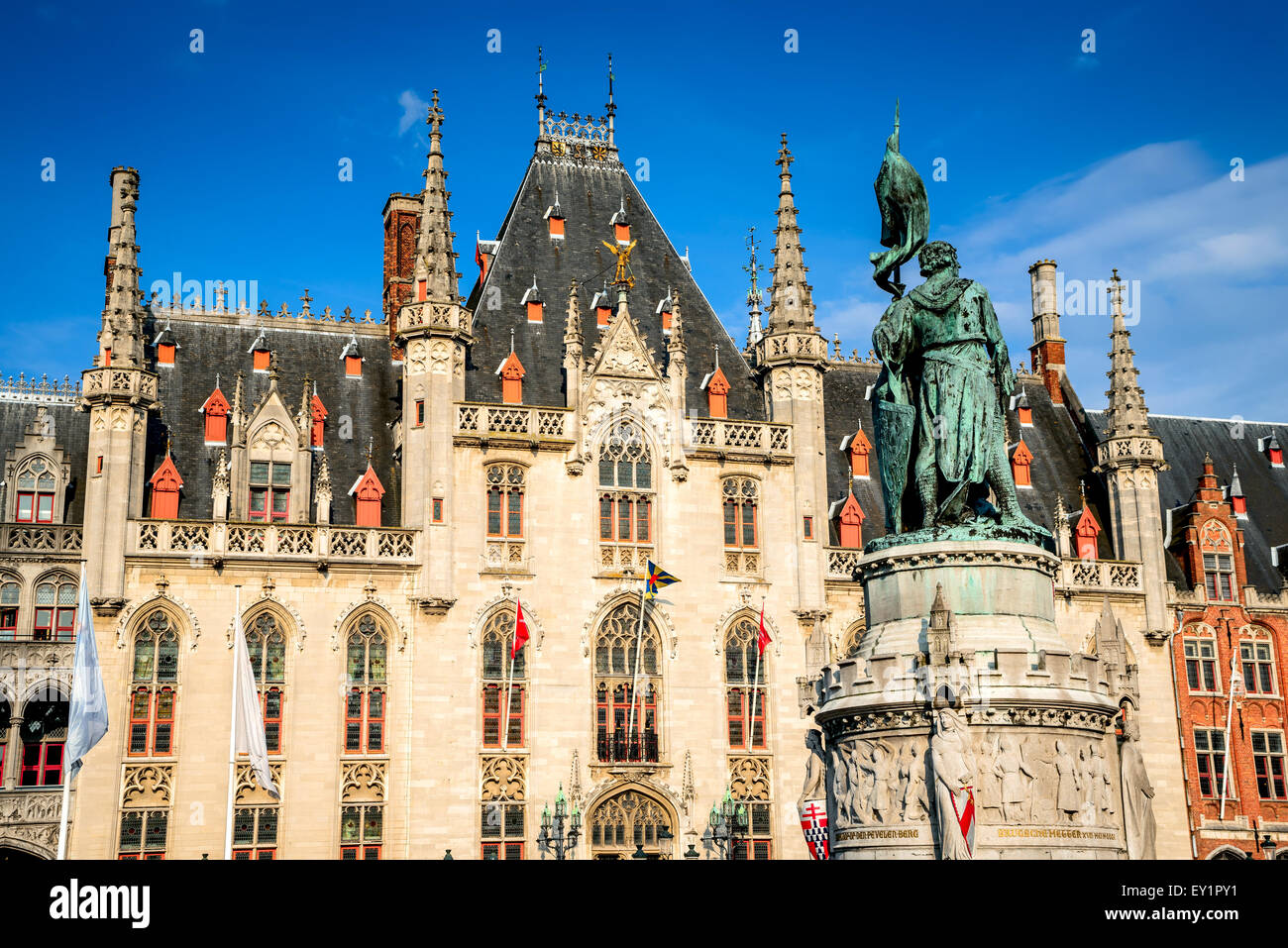 Bruges, Belgique. Provinciaal Hof construit en 1284 neogothical s'appuyant sur la Grand-place place à Bruges, Belgique. Banque D'Images