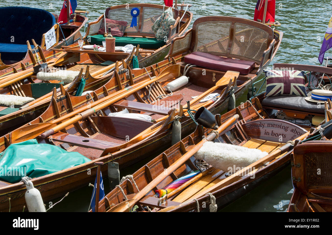 Barques en bois traditionnel au Thames Festival de bateaux traditionnels, prés de Fawley, Henley on Thames, Oxfordshire, Angleterre Banque D'Images