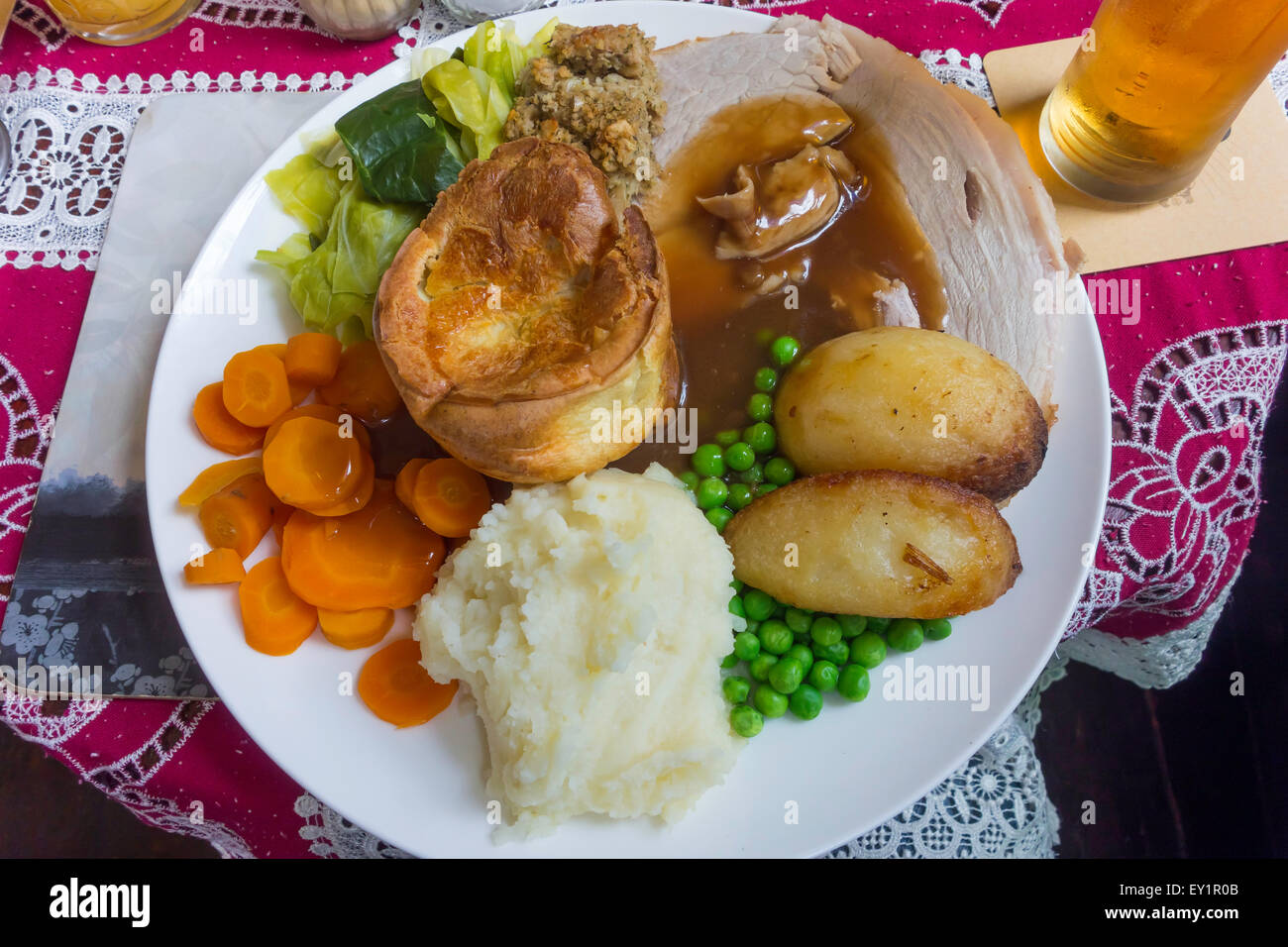 Dimanche D jeuner Anglais Traditionnel R ti De Porc Et De Farce Avec dimanche-d-jeuner-anglais-traditionnel-r-ti-de-porc-et-de-farce-avec