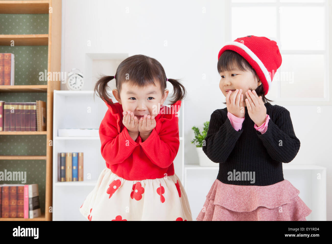 Little girls smiling heureux ensemble, Banque D'Images
