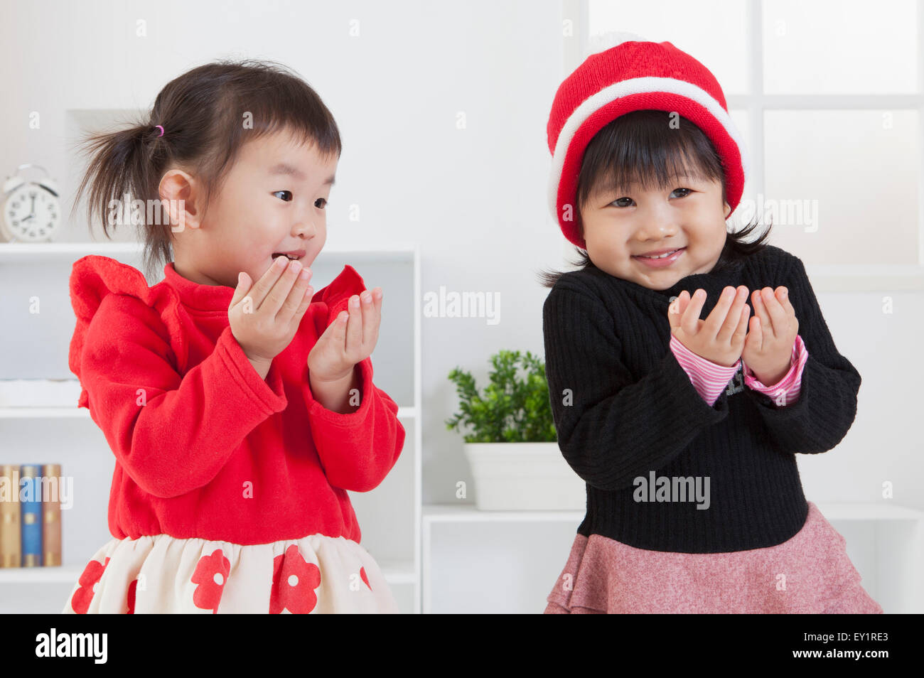 Les petites filles atteignant les mains hors et heureusement, smiling Banque D'Images