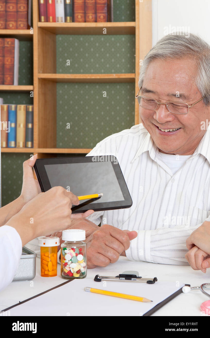 A Senior couple le touchpad et souriant, Banque D'Images