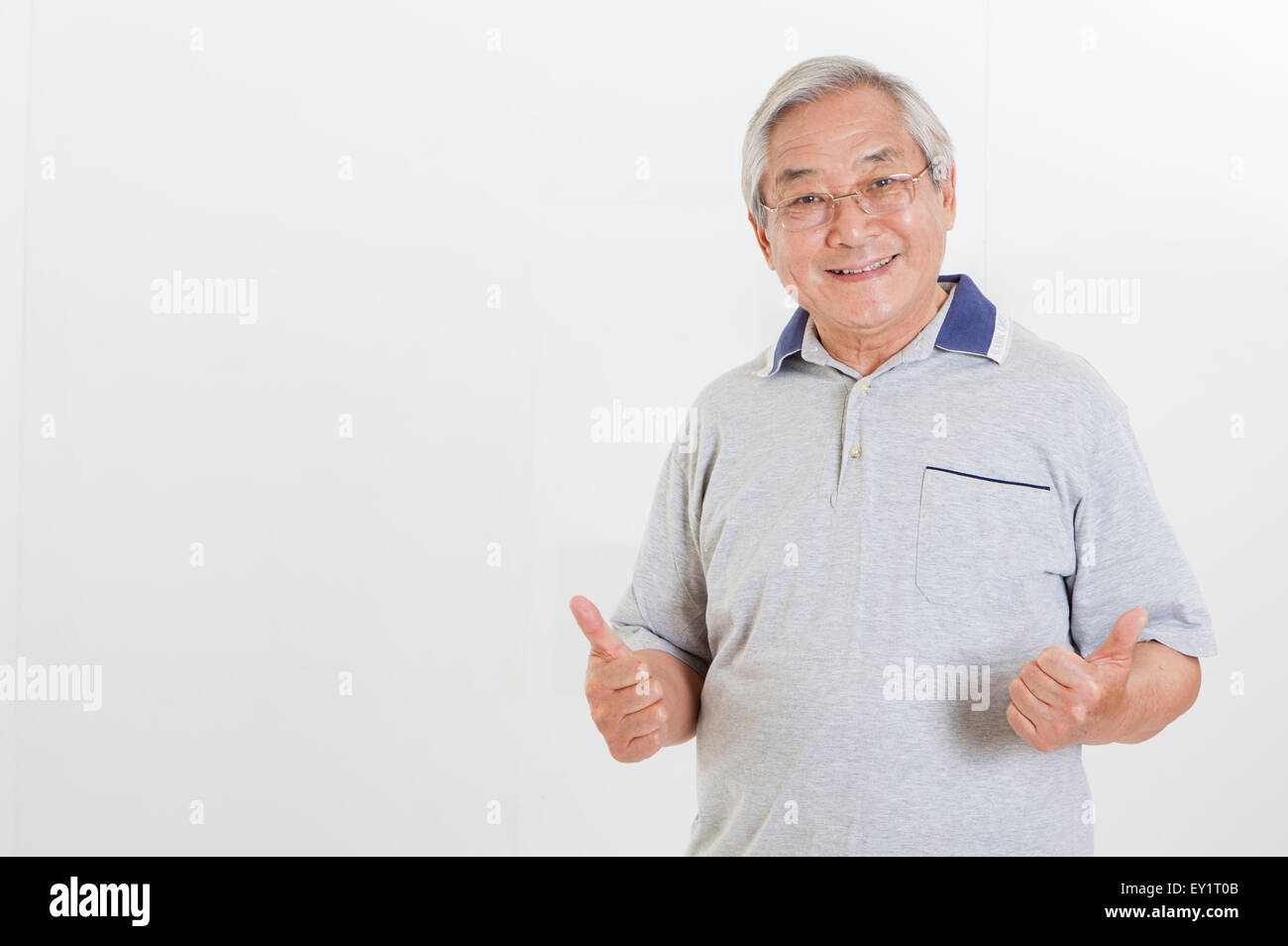 Senior man smiling at the camera with thumb up, Banque D'Images