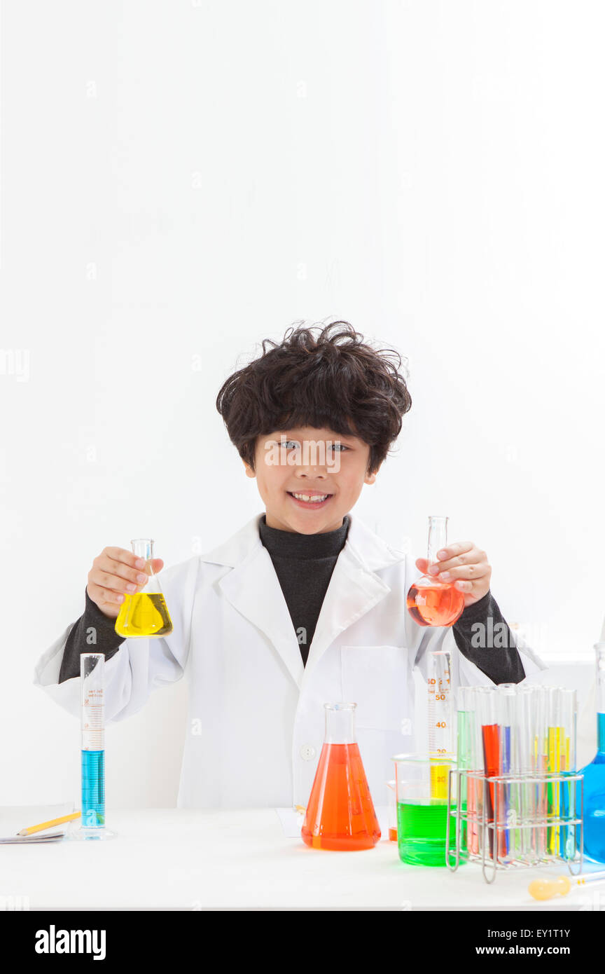 Boy holding glasswares et smiling at the camera Banque D'Images