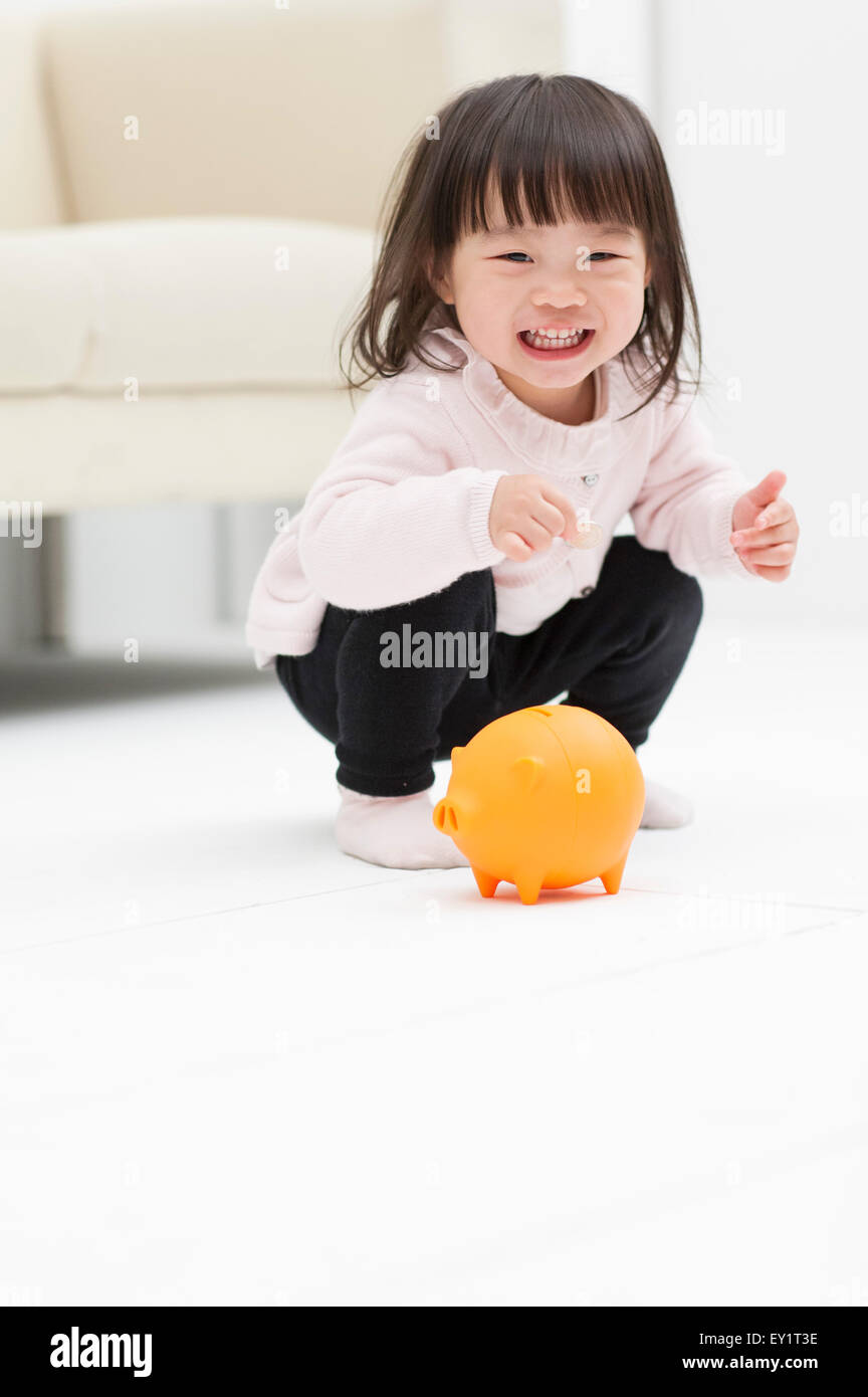Baby Girl smiling joyeusement à l'appareil photo, Banque D'Images