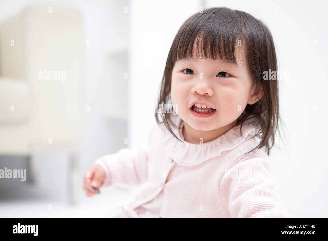 Baby Girl smiling heureusement et à l'écart, Banque D'Images