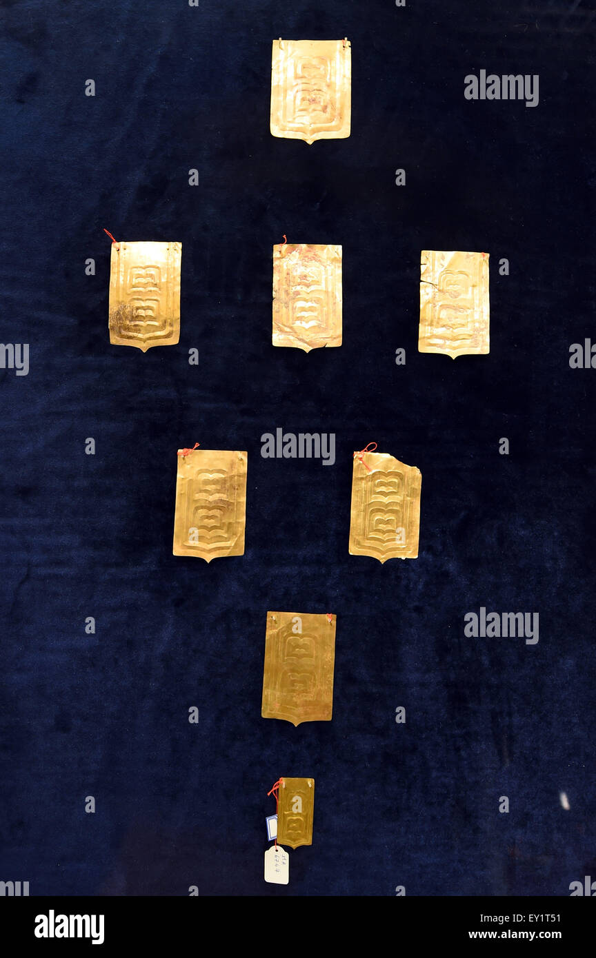 (150720) -- LANZHOU, le 20 juillet 2015 (Xinhua) -- Photo prise le 20 juillet 2015 montre des ornements d'or affiché lors d'une exposition publique des vestiges culturels chinois renvoyés par les collectionneurs privés français, au Musée provincial de Gansu à Lanzhou, capitale de la province de Gansu, dans le nord-ouest de la Chine. Trente-deux des ornements d'or volé d'anciennes tombes chinois et détenues par des collectionneurs privés français et de François Pinault Christian Deydier ont été officiellement remises à Gansu Provincial Museum lundi. Les 32 points d'or venaient de tombes dans Dabuzishan à Lixian County, Province de Gansu datant du printemps et automne p Banque D'Images