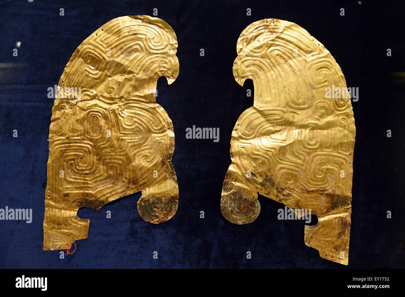 (150720) -- LANZHOU, le 20 juillet 2015 (Xinhua) -- Photo prise le 20 juillet 2015 montre des ornements d'or affiché lors d'une exposition publique des vestiges culturels chinois renvoyés par les collectionneurs privés français, au Musée provincial de Gansu à Lanzhou, capitale de la province de Gansu, dans le nord-ouest de la Chine. Trente-deux des ornements d'or volé d'anciennes tombes chinois et détenues par des collectionneurs privés français et de François Pinault Christian Deydier ont été officiellement remises à Gansu Provincial Museum lundi. Les 32 points d'or venaient de tombes dans Dabuzishan à Lixian County, Province de Gansu datant du printemps et automne p Banque D'Images