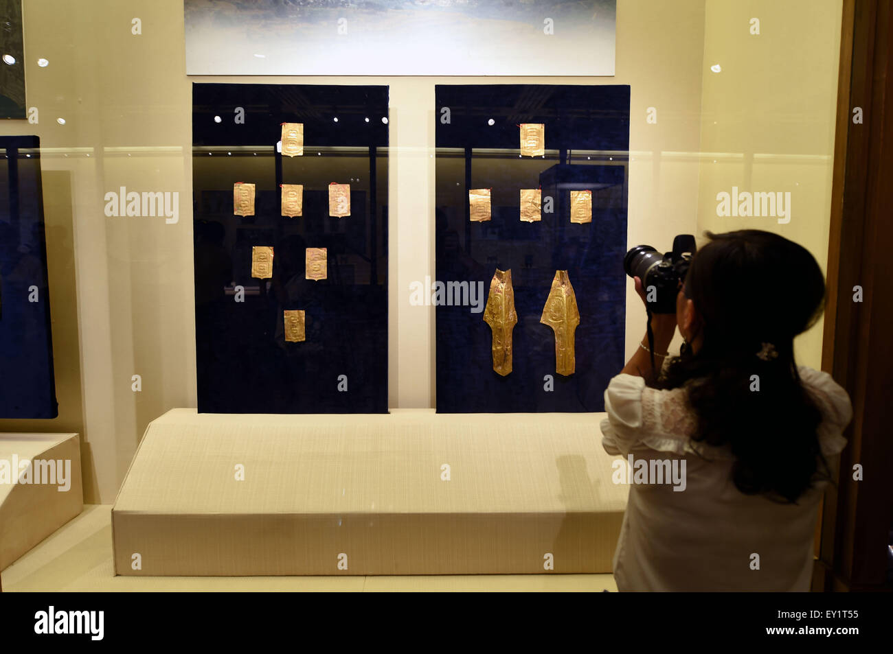 (150720) -- LANZHOU, le 20 juillet 2015 (Xinhua) -- une femme visite une exposition publique des vestiges culturels chinois renvoyés par les collectionneurs privés français, au Musée provincial de Gansu à Lanzhou, capitale de la province de Gansu, dans le nord-ouest de la Chine, le 20 juillet 2015. Trente-deux des ornements d'or volé d'anciennes tombes chinois et détenues par des collectionneurs privés français et de François Pinault Christian Deydier ont été officiellement remises à Gansu Provincial Museum lundi. Les 32 points d'or venaient de tombes dans Dabuzishan à Lixian County, Province de Gansu datant de la période des Printemps et Automnes (770 BC-476 BC). Les tombes Banque D'Images