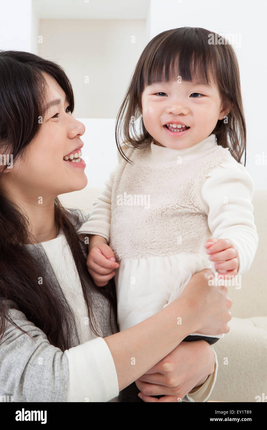 Mère et bébé girl smiling heureux ensemble, Banque D'Images