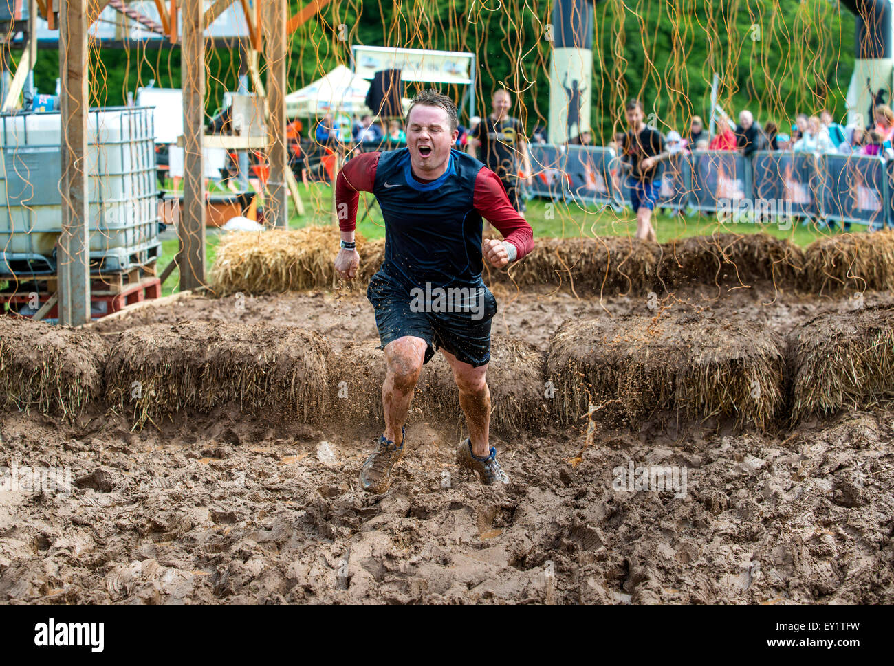 Les concurrents participent à la Tough Mudder Ecosse au château de Drumlanrig le 21 juin 2015 à Dumfries et Galloway, en Écosse. Banque D'Images