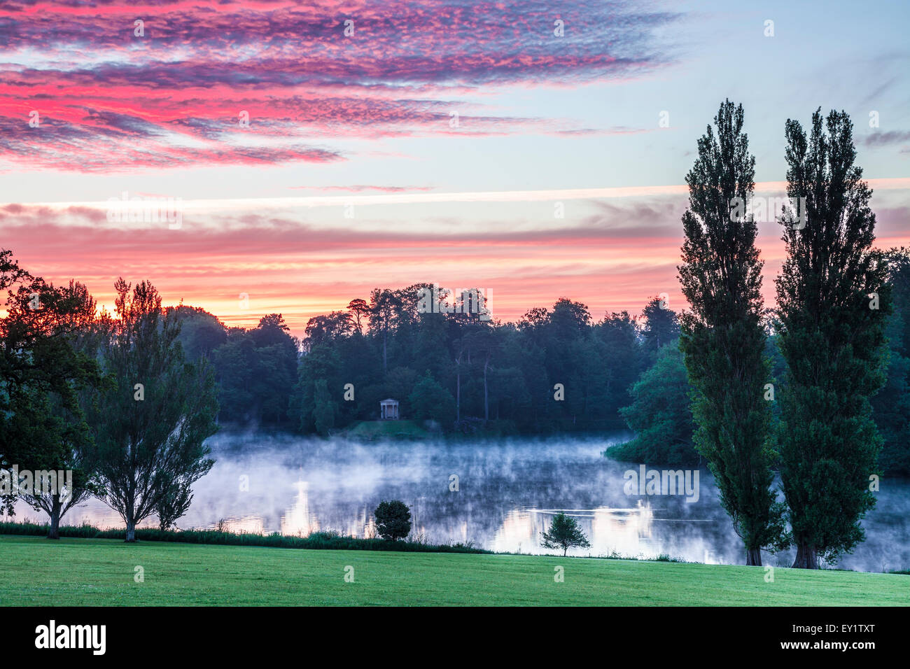 Le lever du soleil sur le temple dorique et le lac dans le parc de l'Bowood Estate dans le Wiltshire. Banque D'Images