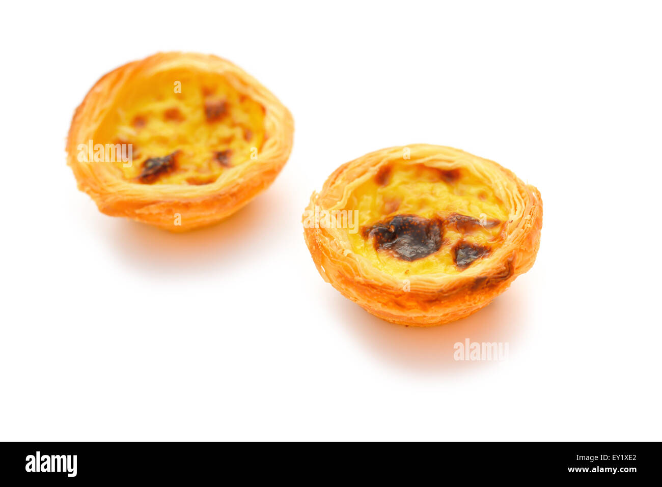 Deux œufs portugaise tartelettes sur fond blanc Banque D'Images