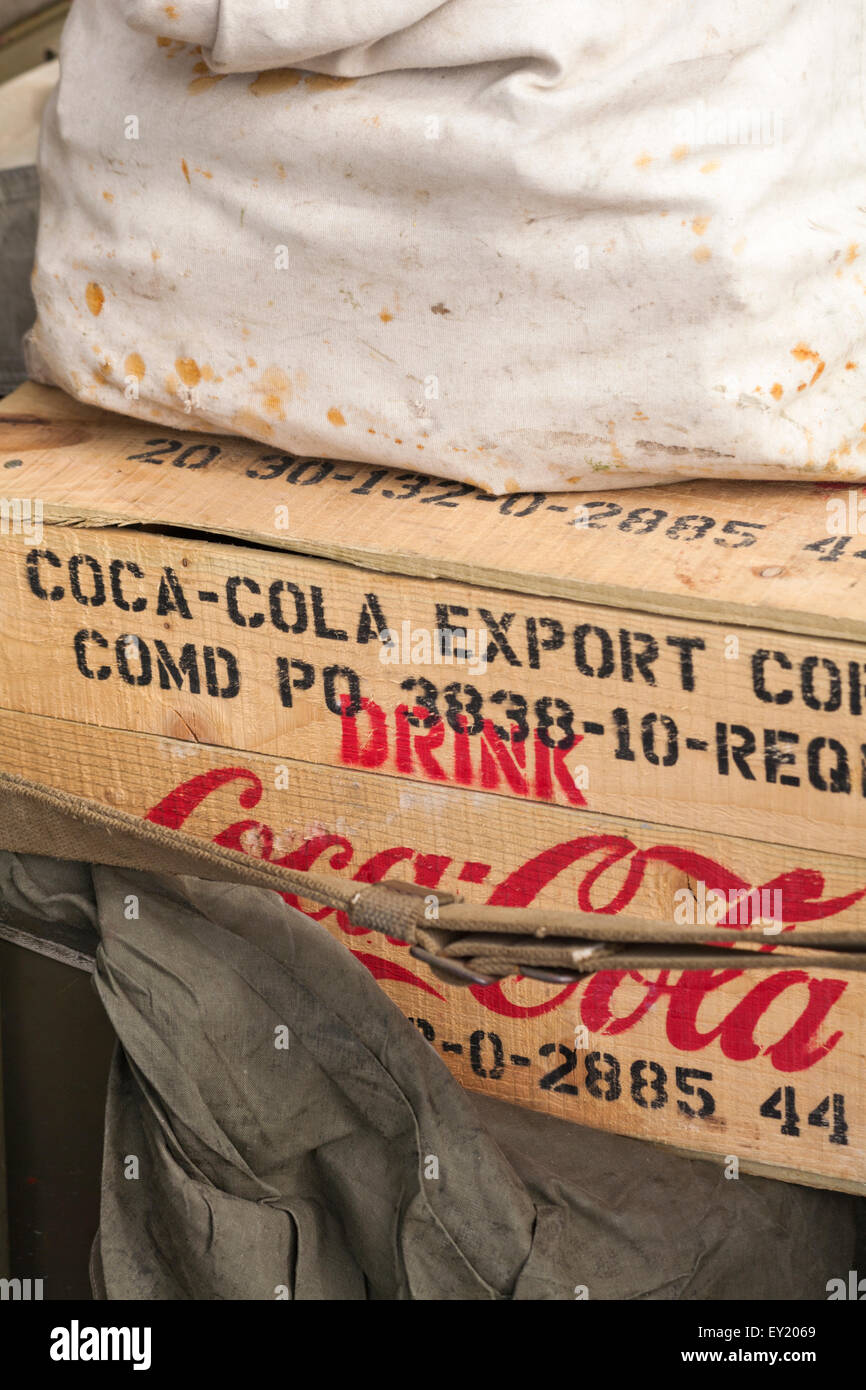 Détail de Coca-Cola avec caisse sac sur haut en véhicule militaire sur l'affichage à l'événement en juillet Vintage Poole Banque D'Images