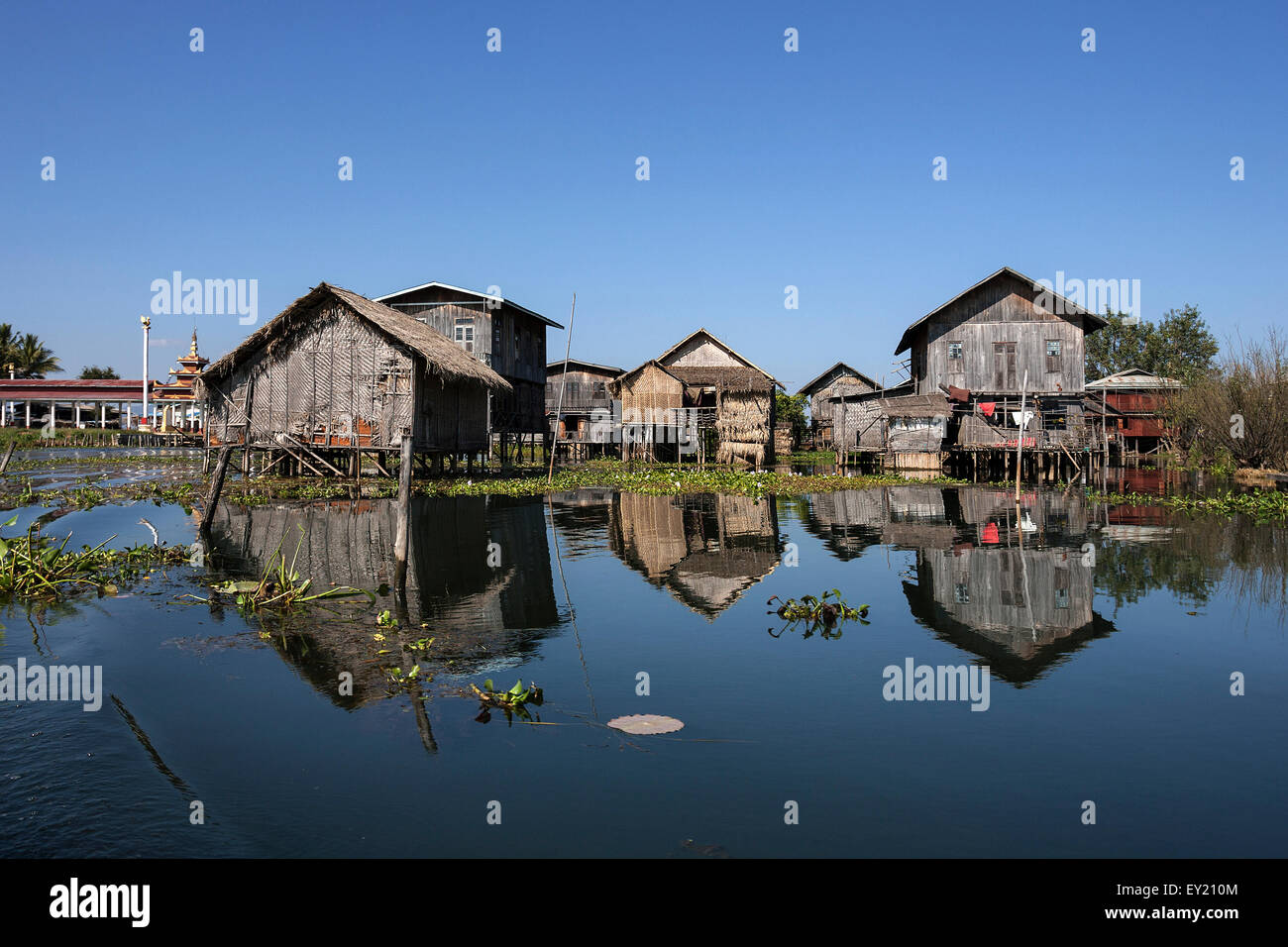 Des maisons sur pilotis traditionnelles au Lac Inle, reflet dans l'eau, l'État de Shan, Myanmar Banque D'Images