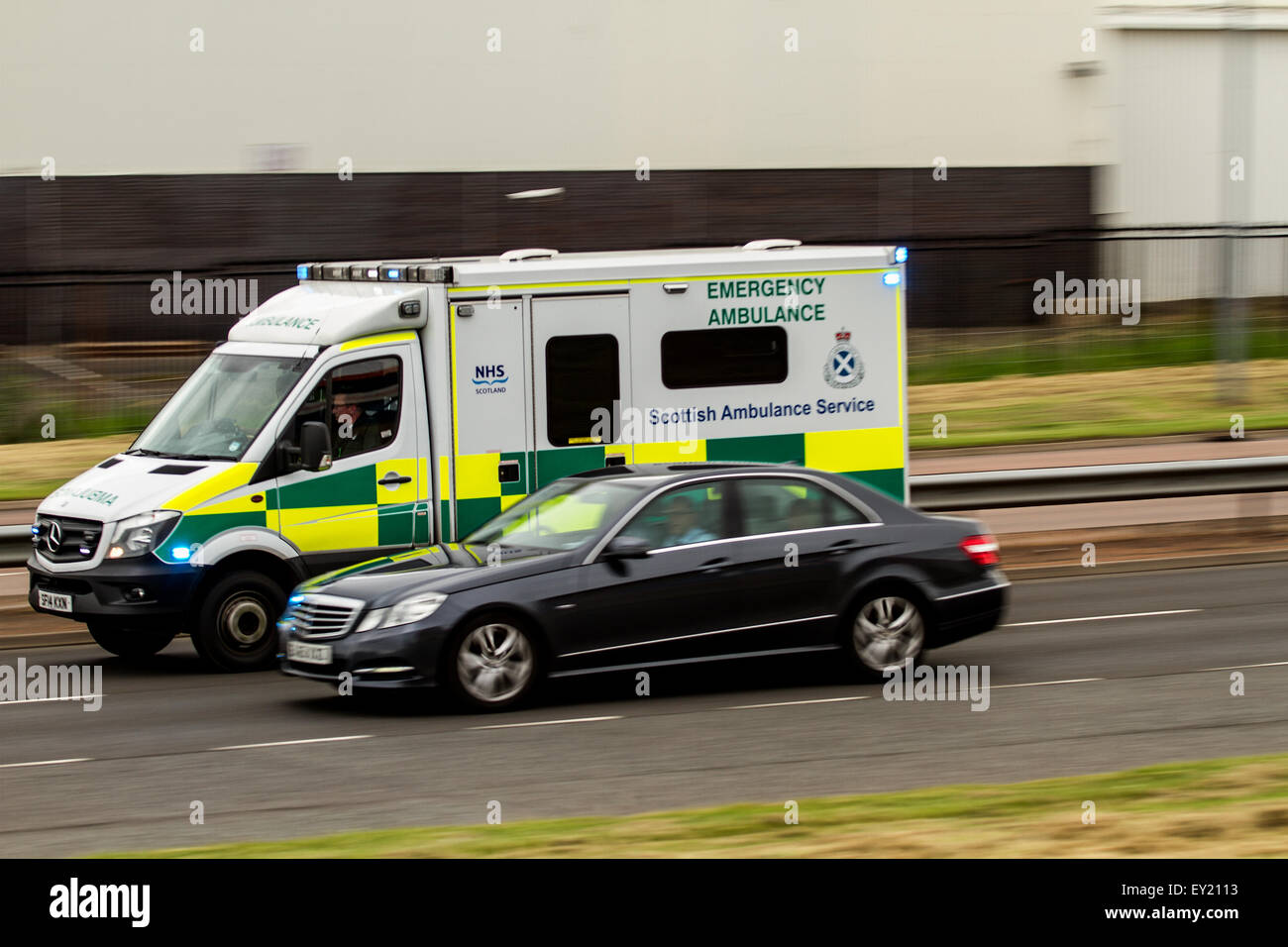 Scottish Ambulance Service Emergency Ambulance qui se trouve le long de la route à double voies de Kingsway West, en réponse à une urgence de 999 à Dundee, en Écosse Banque D'Images