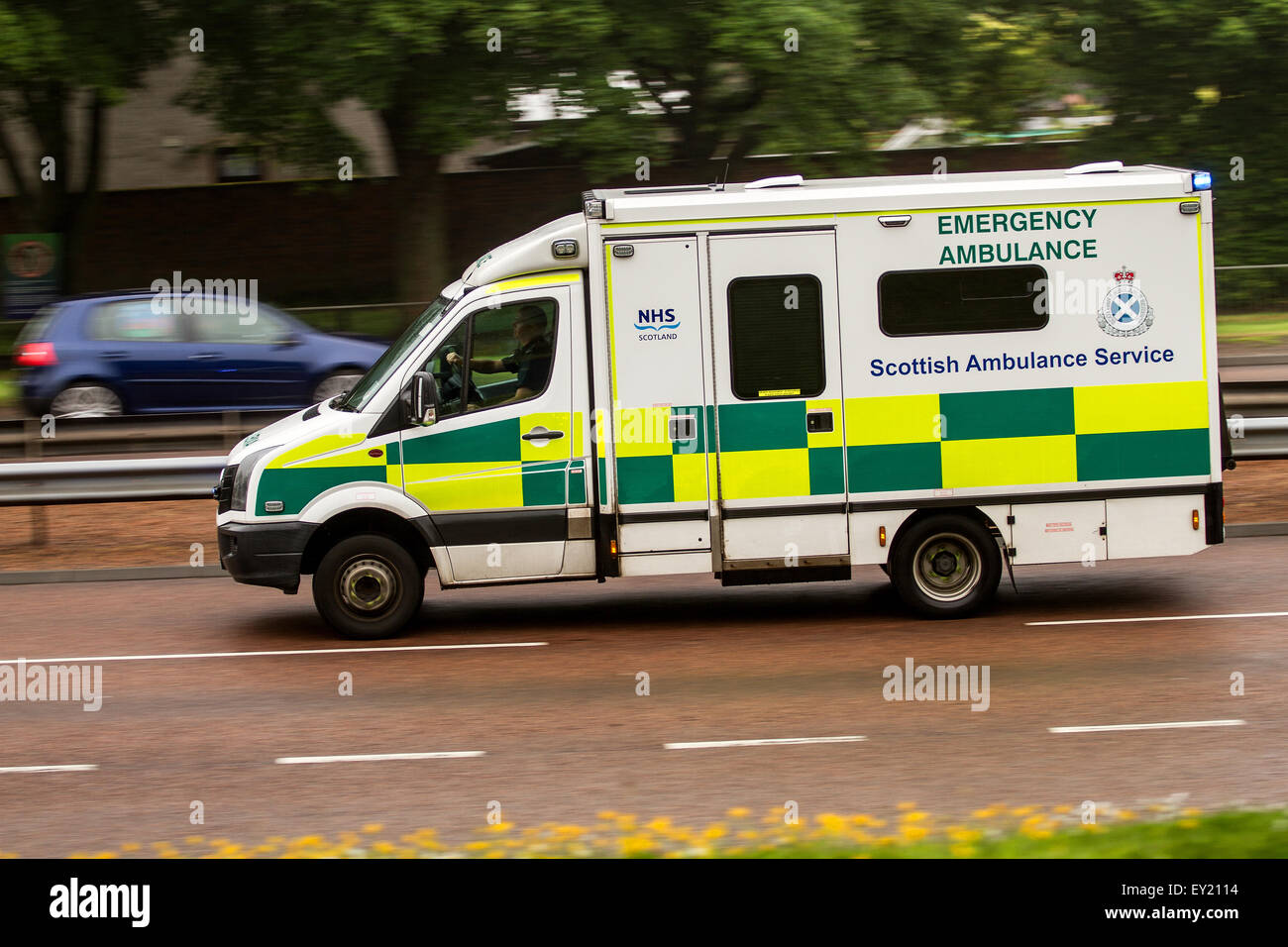 Scottish Ambulance Service Emergency Ambulance qui se trouve le long de la route à double voies de Kingsway West, en réponse à une urgence de 999 à Dundee, en Écosse Banque D'Images