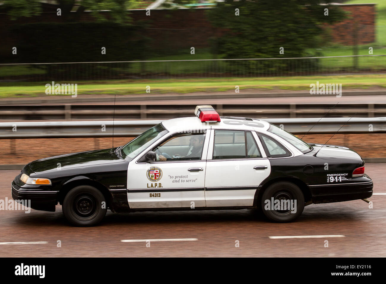 Ford Crown Victoria LAPD voiture roulant le long de la route à l'ouest de Kingsway à Dundee, Royaume-Uni Banque D'Images