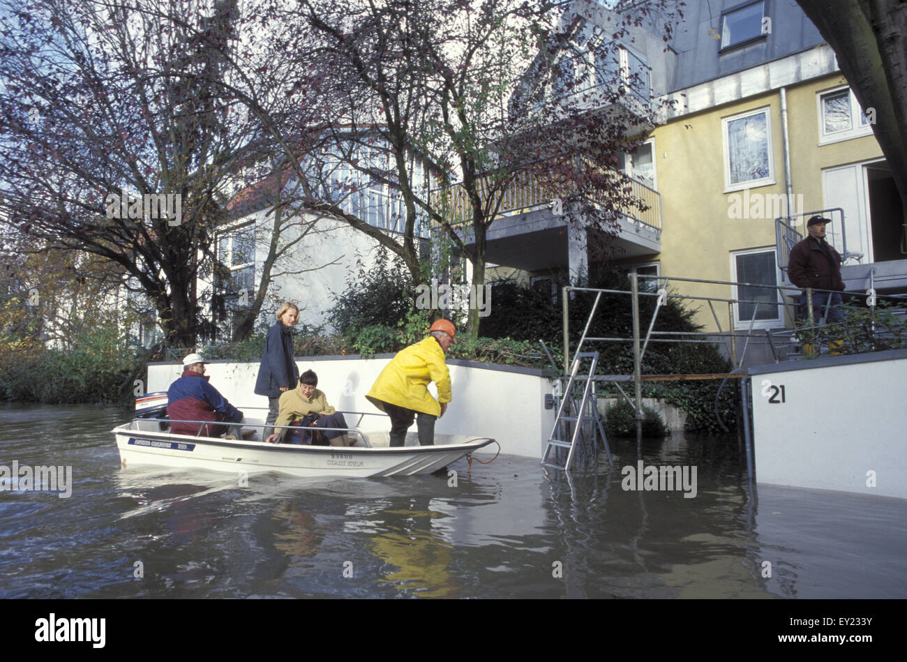 DEU, Allemagne, Cologne, les inondations du Rhin en novembre 1998, un bateau apporte les résidents à leur domicile.....DEU, Deuts Banque D'Images