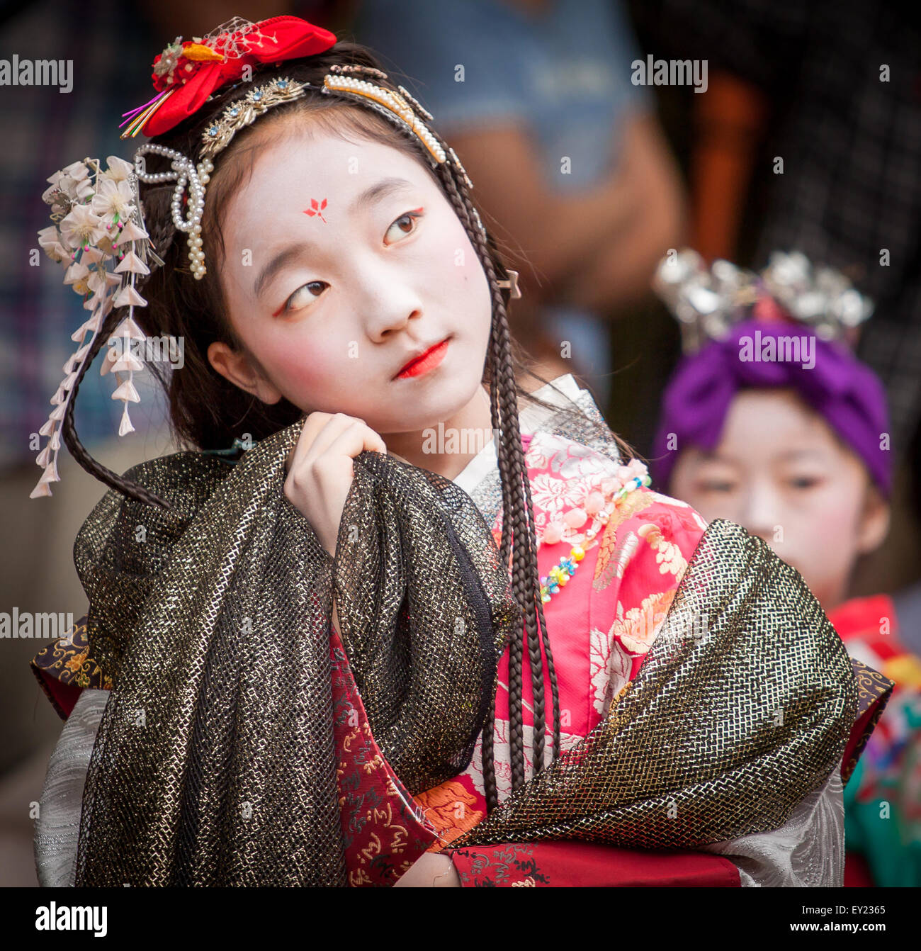 KYOTO, JAPON - 7 juillet : Une jeune danseuse en vêtements traditionnels japonais effectue pendant le Festival Tanabata célébrations. Banque D'Images