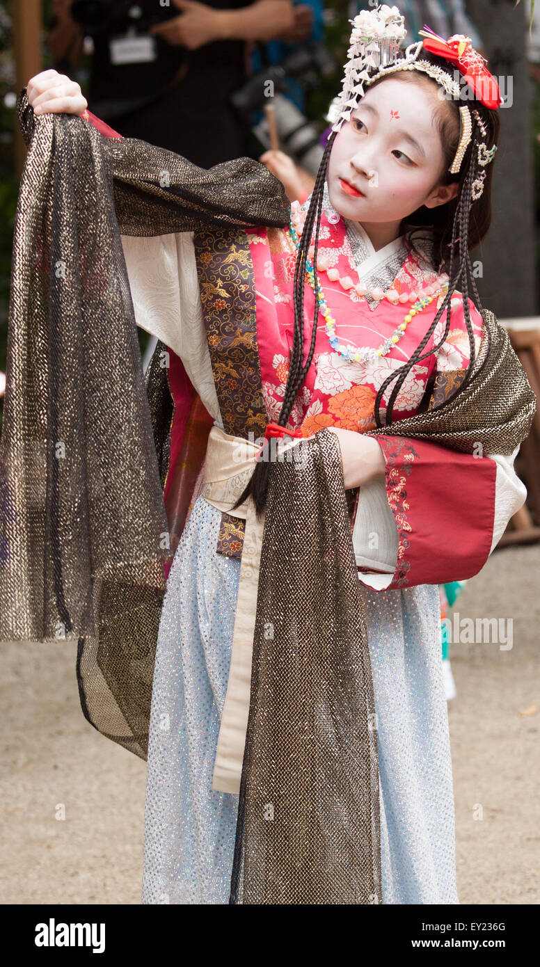 KYOTO, JAPON - 7 juillet : Une jeune danseuse en vêtements traditionnels japonais effectue pendant le Festival Tanabata célébrations. Banque D'Images